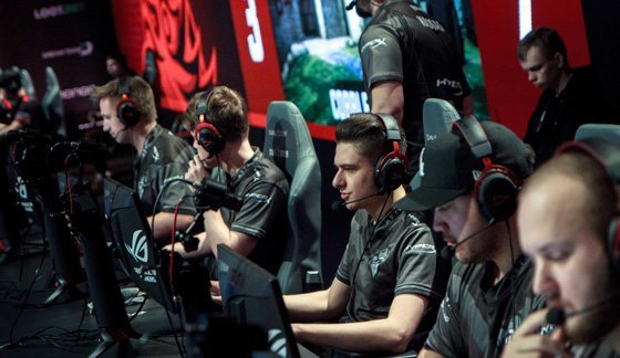 队捧起了冠 队捧起了冠